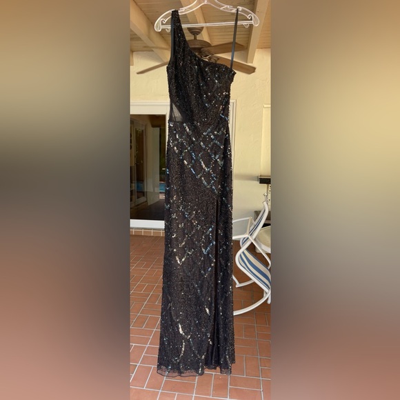 Beautiful black sequined prom dress with mesh cutout on side and open leg size00 - Picture 4 of 8